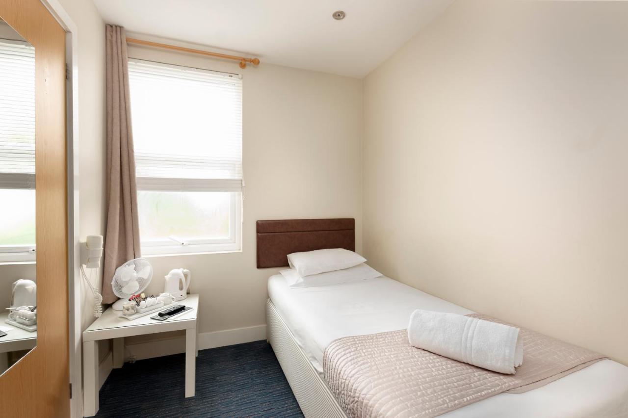 The R Inn Hotel Desborough Buitenkant foto