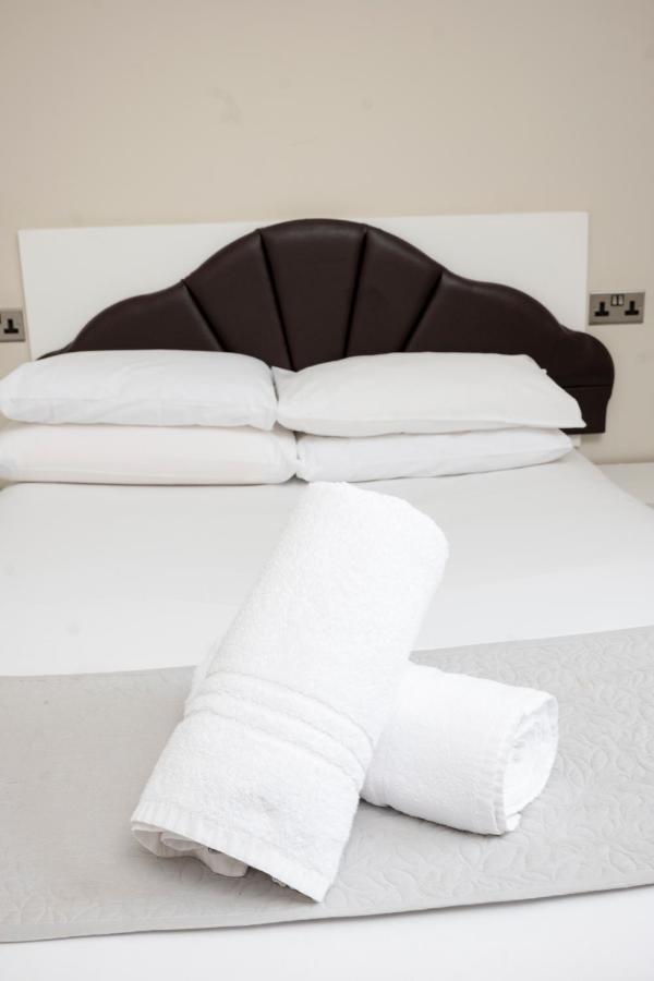 The R Inn Hotel Desborough Buitenkant foto